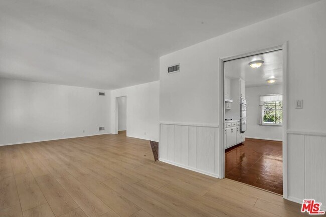 Building Photo - 315 26th St