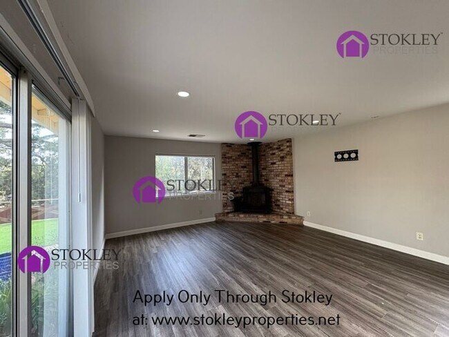 Building Photo - 1920 Encima Dr