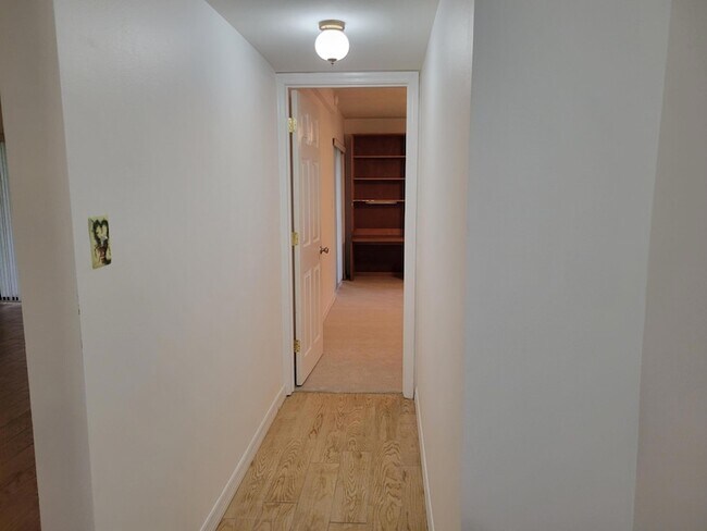 Building Photo - 1611 Minutemen Causeway