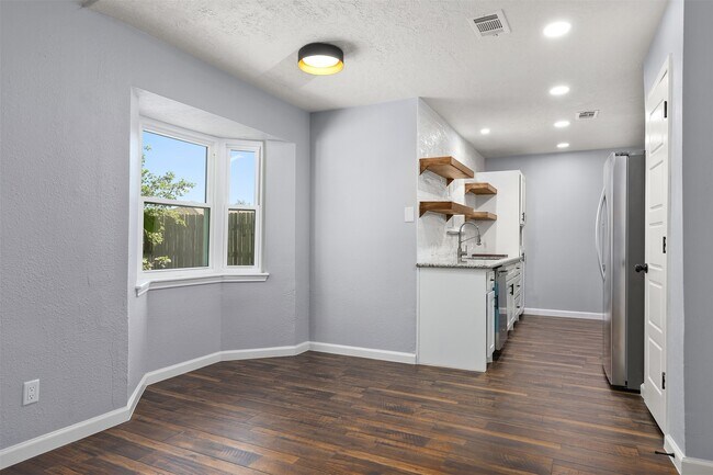 Building Photo - 7314 Robin St