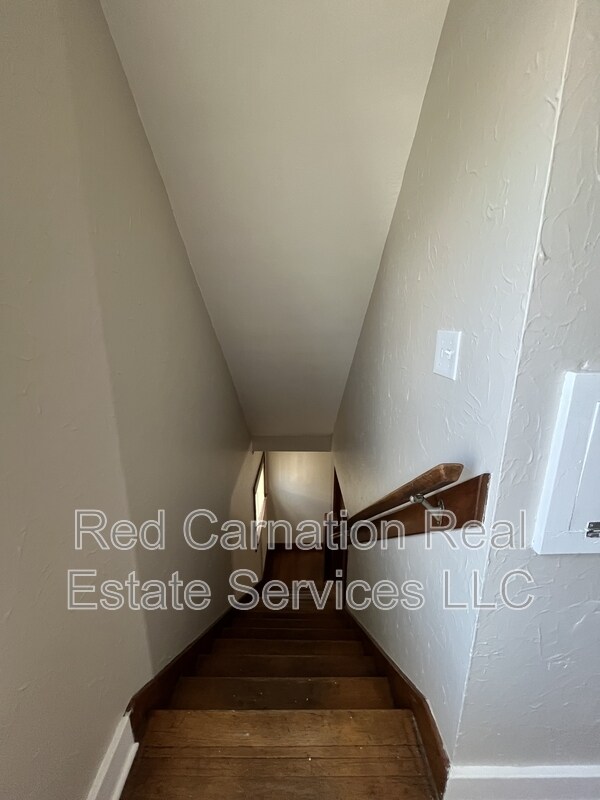 Building Photo - 1009 W Hillcrest Ave