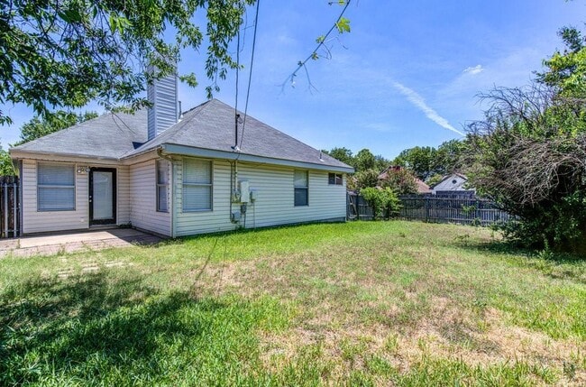 Building Photo - 16900 Simsbrook Dr
