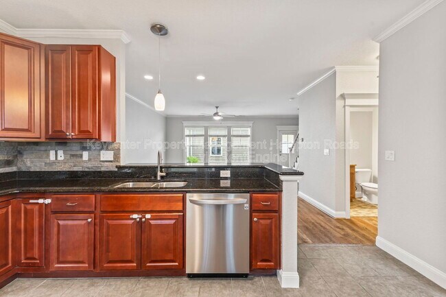 Building Photo - 611 Vero St