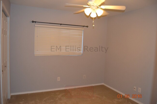 Building Photo - Beautiful 4 bedroom 2 full bath 2 car gara...