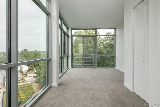 Building Photo - 250 Central Park Ave