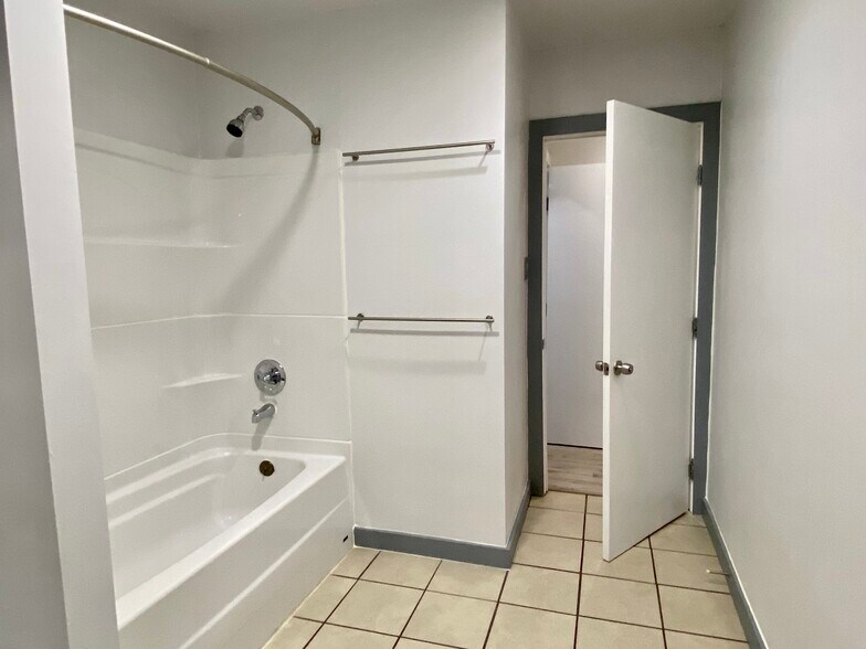 Building Photo - 1043 Sanborn Ave