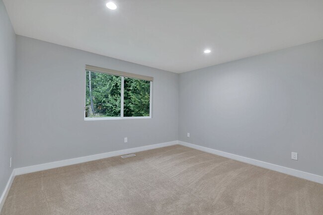 Building Photo - 4bed/2.25bath Stunning Remodeled Home on Expansive Wooded Lot in Woodinville