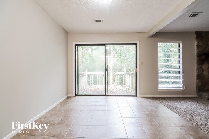 Building Photo - 3226 Deshong Dr SW