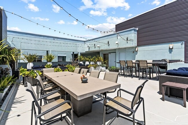 Building Photo - Stunning Modern Luxury 3BD/2BA Condo in Ma...