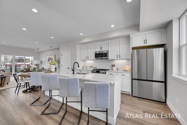 Building Photo - 889 Paget Pt