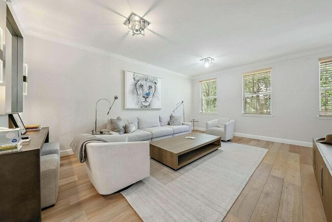 Building Photo - 696 Fern St