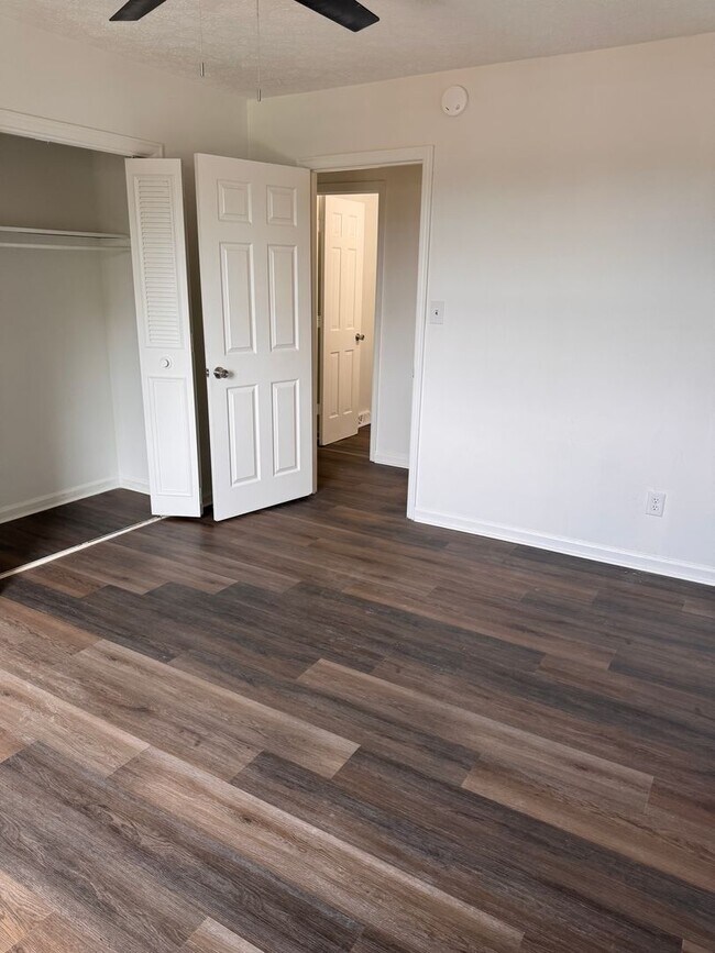Building Photo - 3 Bedroom || 1.5 Bathroom Townhome