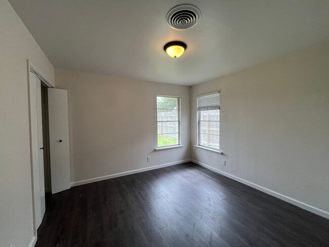 Building Photo - Remodeled 3 Bedroom 2 Bath in Central City