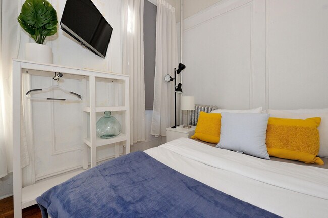 Building Photo - 416 W 46th St