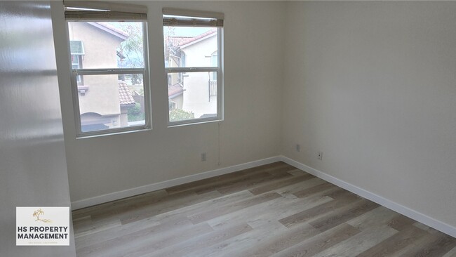 Building Photo - 425 S Meadowbrook Dr