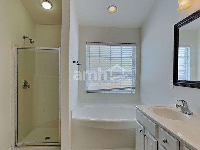 Building Photo - 547 Rockbridge Dr