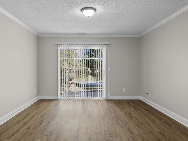 Building Photo - Freshly Renovated 2 BR, 2 BA Townhome, Loc...