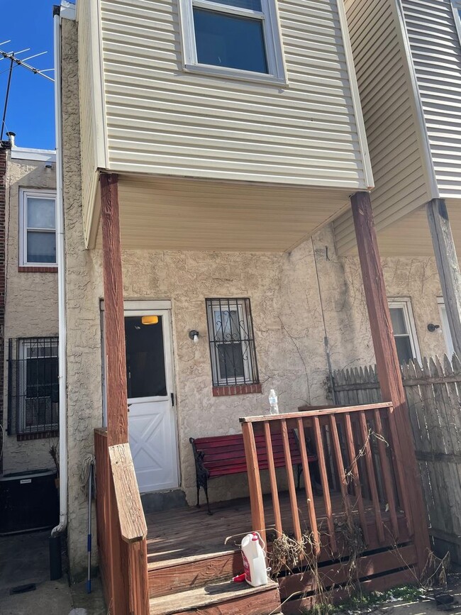 Building Photo - Freshly Renovated 2 Bedroom 1 Bath a block...