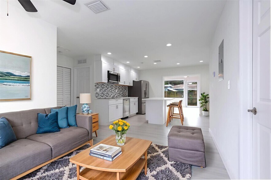 Building Photo - 713 SW 4th Ct