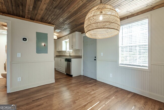 Building Photo - 384 Arrowhead Trail NE