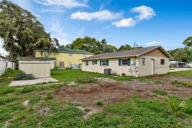 Building Photo - 4130 Lake Saunders Dr
