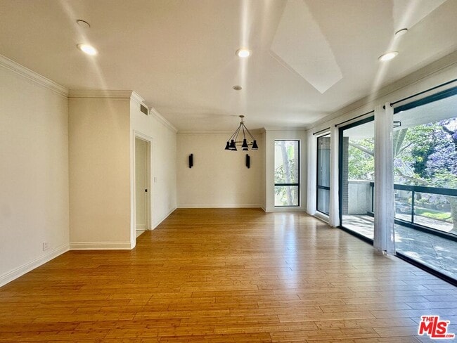 Building Photo - 324 N Palm Dr