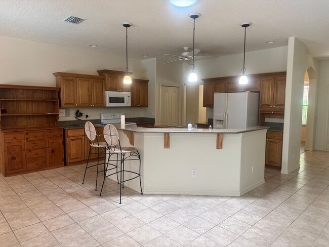 Building Photo - Beautiful 5 bed 3 bath POOL Home For Lease!