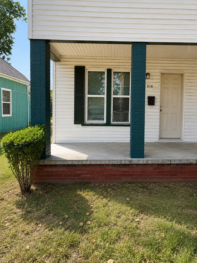 Building Photo - Two-Bedroom Duplex in Shawnee