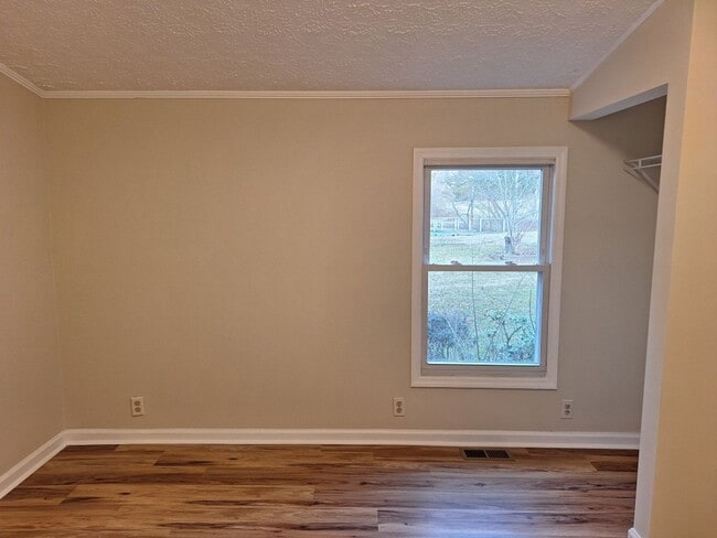 Building Photo - Country Living at its Best!!