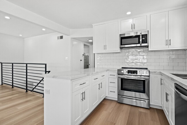 Building Photo - 400 18th Pl