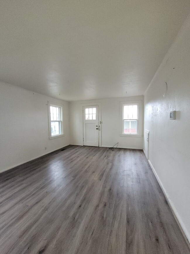 Building Photo - 2bd, 1ba home located near downtown Cottag...