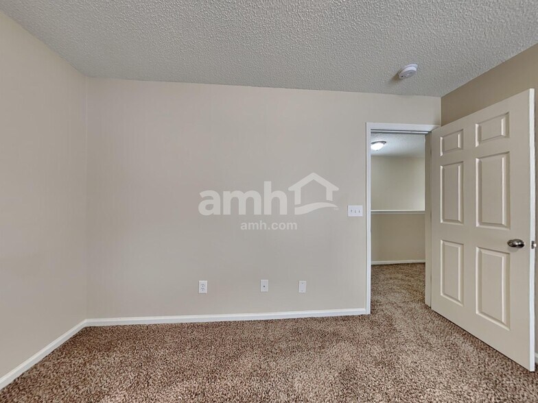 Building Photo - 60 Creek Bend Dr