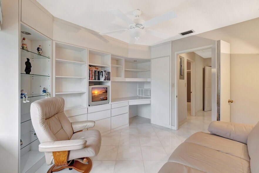 Building Photo - 10592 Tropic Palm Ave