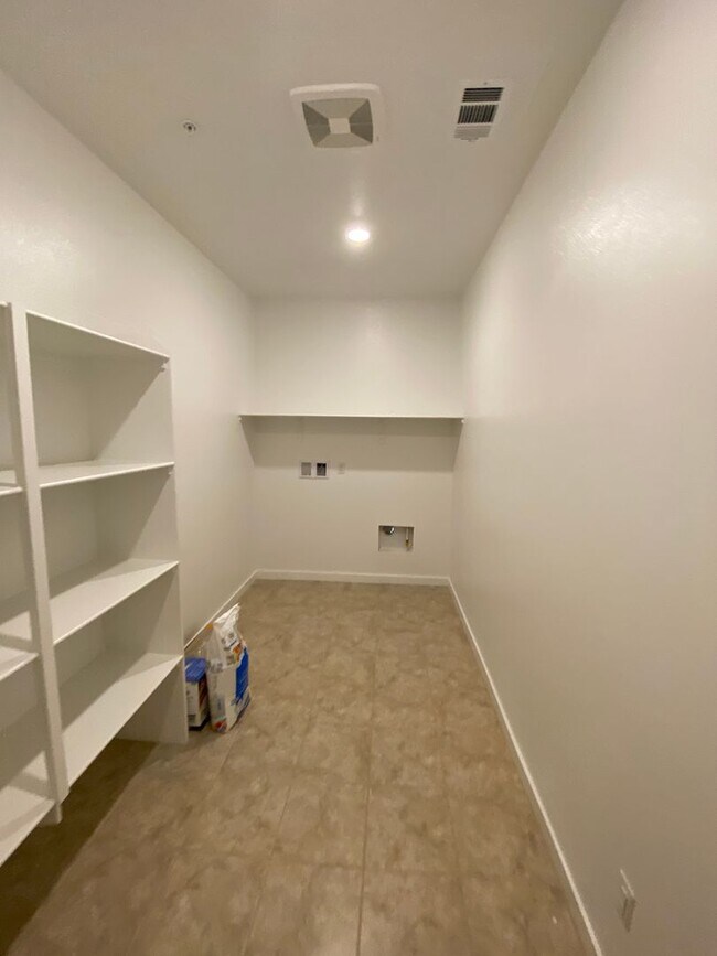 Building Photo - Beautiful Home with Solar