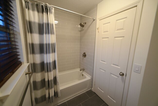 Building Photo - RENOVATED 4-BEDROOM IN MISSION RIDGE