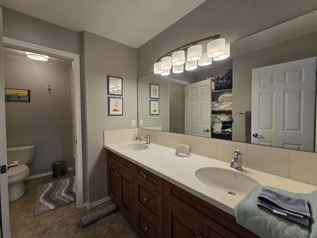 Building Photo - Beautiful Quemazon Home (5085 Alegria)