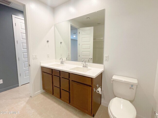 Building Photo - 2239 W Donner Dr