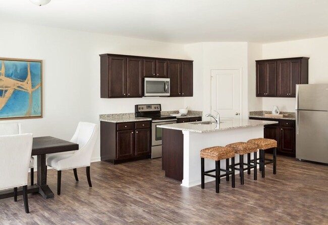 Building Photo - Two-story, 5 bed room, 3 bathroom, 3 livin...