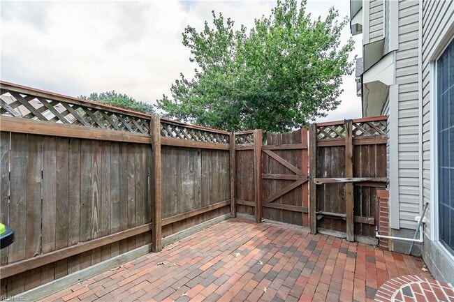 Building Photo - 108 White Cedar Ln