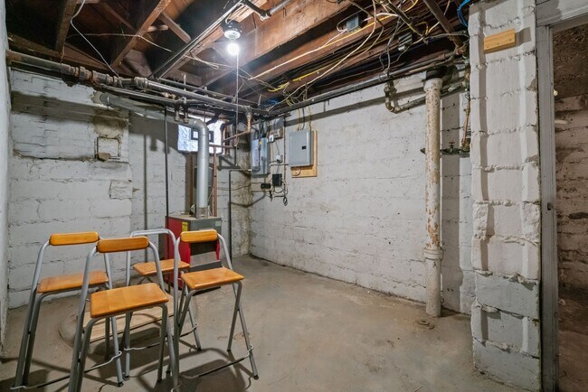 Building Photo - **Price reduction** Spacious 3-Bedroom Hom...