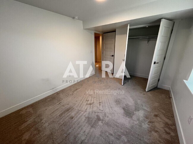 Building Photo - 909 Sagehill Dr