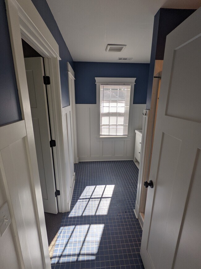 Building Photo - 1309 N Main Ave