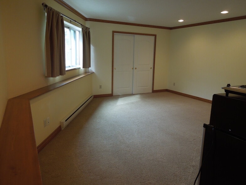 Primary Photo - 1030 S Black Ave