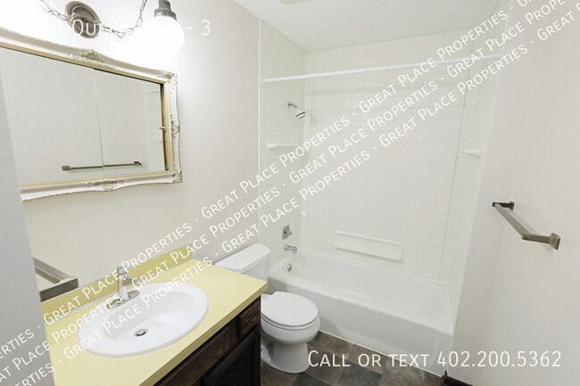 Building Photo - 6011 Queens Dr