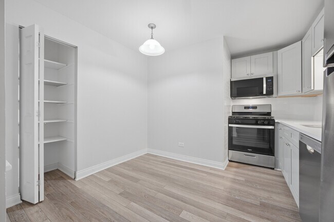 Building Photo - 2556 Waterbury Dr