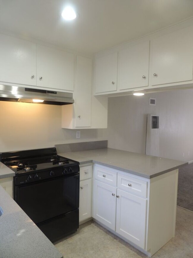Building Photo - Renovated Townhouse in Paramount w/ Parkin...