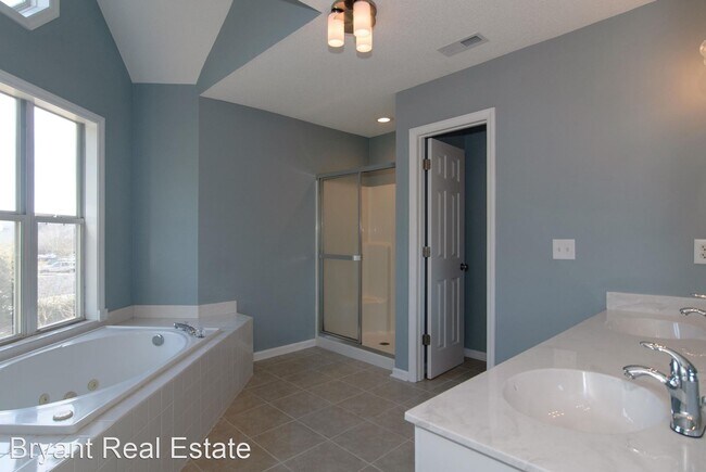 Building Photo - 4106 Breezewood Dr