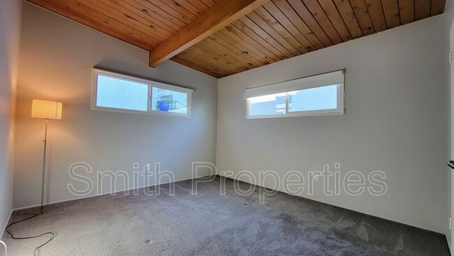 Building Photo - 606 N Irena Ave