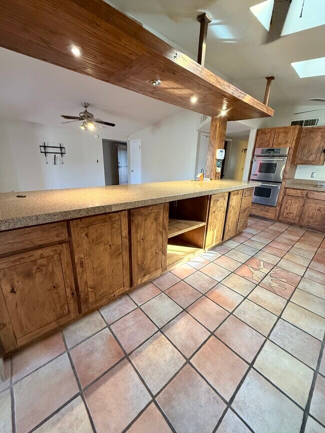 Building Photo - House For Rent