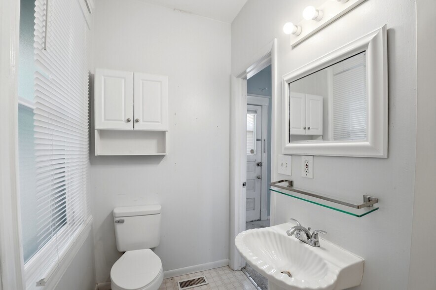 Building Photo - 3784 Isabella Ave
